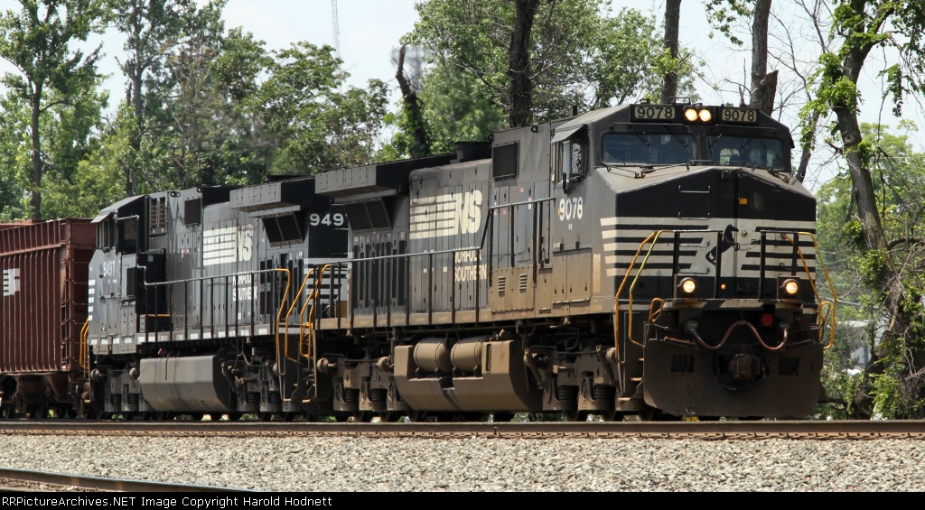 NS 9078 leads train 350 towards the signals at Aycock